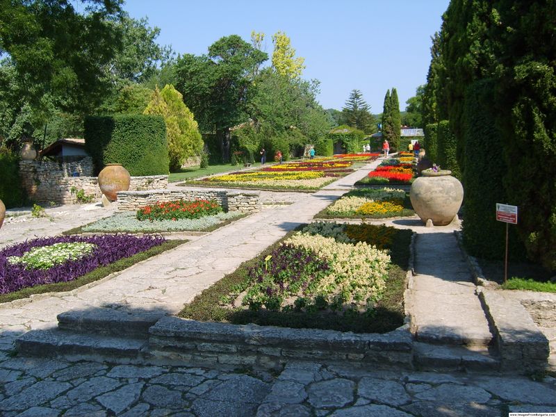 Balchik Palace park alley